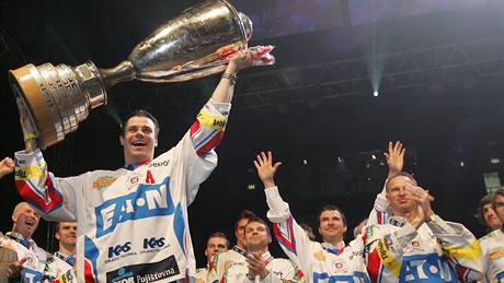 Pardubití hokejisté slaví s trofejí pro mistra republiky