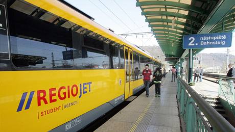 Na tratě vyjely žluté vlaky RegioJet společnosti Student Agency. (25. 4. 2010) 