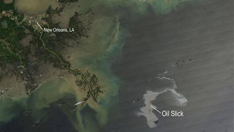 Satelitní snímek ropné skvrny v Mexickém zálivu, jak ji zachytila 25. dubna NASA. (25. dubna 2010)