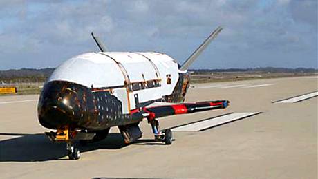 Bezpilotní raketoplán X-37B.