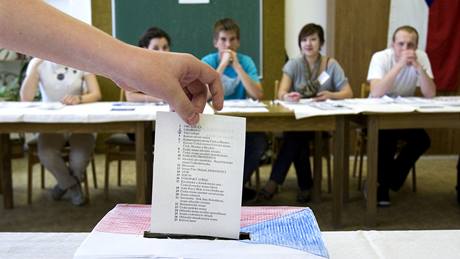 Studenti nkterých stedních kol si vyzkoueli volby naneisto. (26. dubna 2010)
