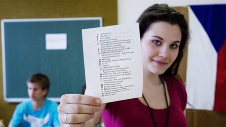 Studenti n�kterých st�edních �kol si vyzkou�eli volby nane�isto. (26. dubna 2010)