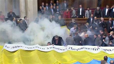 Ukrajintí poslanci se porvali bhem schze parlamentu (27. dubna 2010)