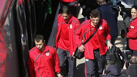 Fotbalisté Liverpoolu Mascherano, Benajun a Gerrard nastupují na nádra�í v Runcornu do vlaku.