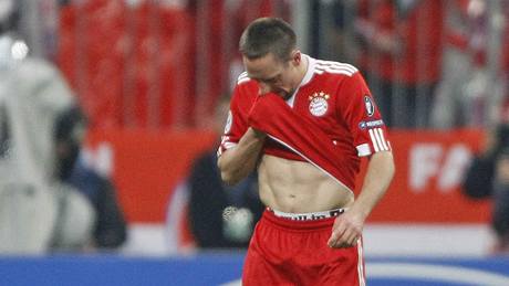 Franck Ribéry z Bayernu Mnichov zpytuje svdomí poté, co byl v semifinále Ligy mistr vylouen.