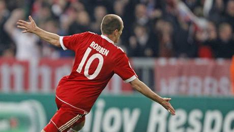 Arjen Robben z Bayernu Mnichov (vlevo) slaví gólv semifinále Ligy mistr proti Lyonu