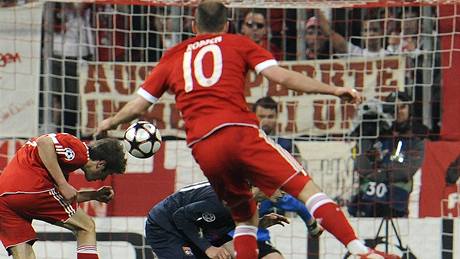 Arjen Robben z Bayernu Mnichov v semifinále Ligy mistr stílí gól Lyonu.