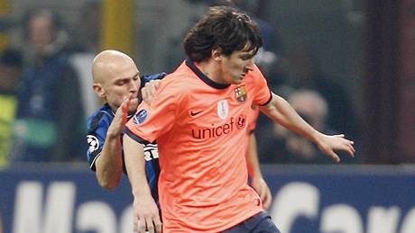 BARCELONSKÁ HVZDA V AKCI: Lionel Messi z Barcelony (vpedu) bojuje v semifinále Ligy mistr s domácím Cambiassem z milánského Interu