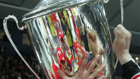 TO, O� SE HRAJE. Vysoký, nablýskaný pohár pro mistra ligy. V dr�ení jej mají poslední �ampioni, hokejisté Pardubic