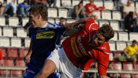 Souboj olomouckého obránce Ale�e �kerleho s plze�ským úto�níkem Davidem St�ihavkou