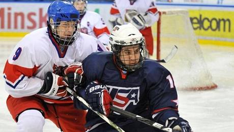 Hokejový reprezentant do 18 let Ji�í Klimí�ek ve �tvrtfinálovém duelu MS proti Ameri�an�m.