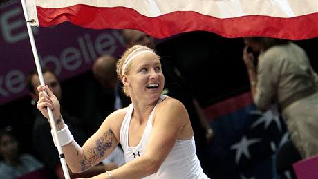 Bethanie Matteková-Sandsová se raduje po postupu tenistek USA do finále Fed Cupu.