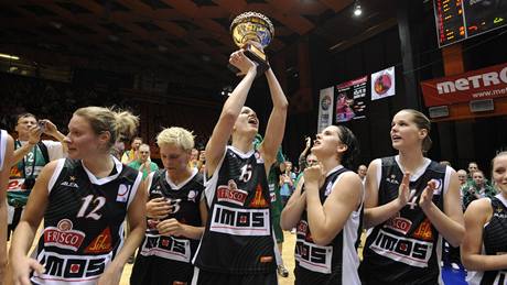 Basketbalistky Brna s trofejí pro mistryn republiky.