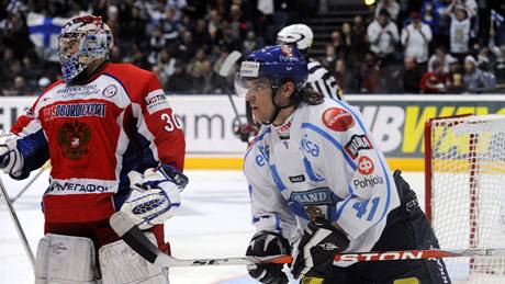 Finský hokejista  Juhamatti Aaltonen (vpravo) krátce poté, co p�ekonal ruského gólmana Alexandra Jeremenka.