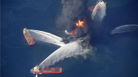Hasiči se snaží uhasit požár ropné plošiny v Mexickém zálivu (21. dubna 2010)