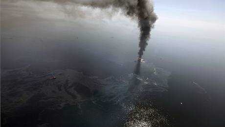 Záchranái stále pátrají po 11 lidech z ropné ploiny v Mexickém zálivu, kterou zachvátil poár (21. dubna 2010)
