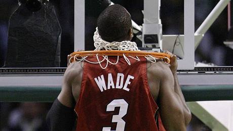 Dwayne Wade z Miami Heat b�hem p�edzápasového rituálu.