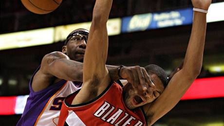 Nicolas Batum (vpravo) z Portlandu Trail Blazers je faulován Amarém Stoudemirem z Phoenixu Suns