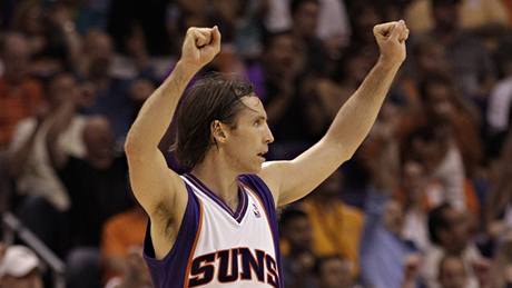 Steve Nash z Phoenixu Suns slaví výhru nad Portlandem