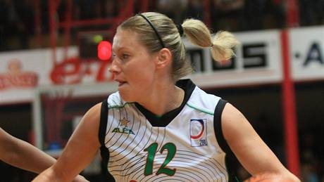 Zuzana �irková (vpravo) z Frisca Brno úto�í