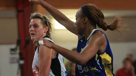 Hana Horáková (vlevo) z Frisca Brno úto�í p�es Charde Houstonovou z USK Praha