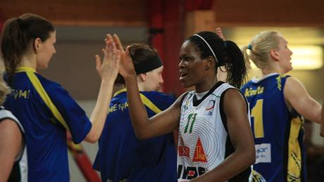 Taj McWilliamsová (11) z Frisca Brno se zdraví s basketbalistkami USK Praha po tetím finále