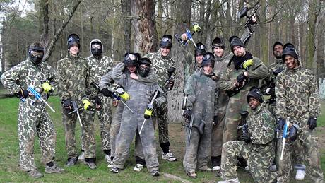 Basketbalisté Pardubic na paintballu