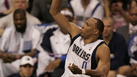 Shawn Marion z Dallasu Mavericks zakonuje proti San Antoniu