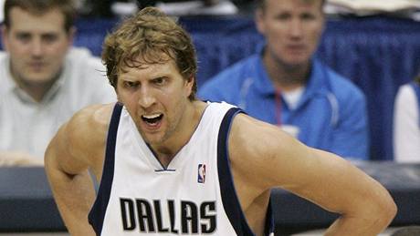 Dirk Nowitzki (v bílém) z Dallasu Mavericks byl bhem duelu se San Antoniem Spurs poádn rozladný. To jeho soupei Tim Duncan a Manu Ginóbili mli mén dvod ke zlosti