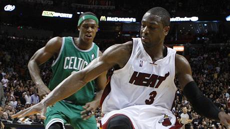 Dwyane Wade (vpravo) z Miami Heat pekonal obranu Rajona Ronda z Bostonu Celtics