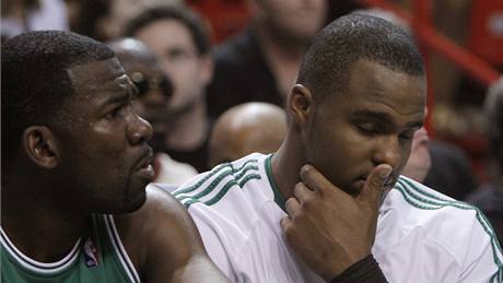Michael Finley (vlevo) a Glen Davis z Bostonu Celtics zklamaní z prohry v Miami