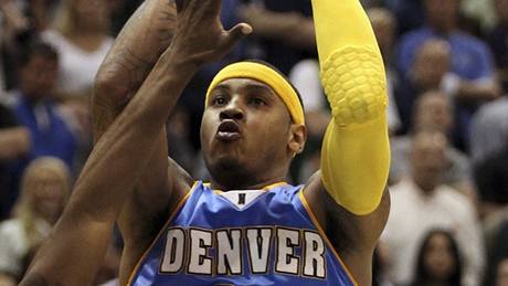 Carmelo Anthony z Denveru Nuggets zakonuje pes Wesleyho Matthewse z Utahu Jazz