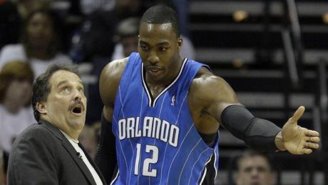 Dwight Howard a jeho kou Stan Van Gundy debatují o vývoji duelu Charlotte Bobcats - Orlando Magic