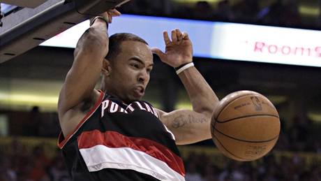 Jerryd Bayless z Portlandu Trail Blazers zasmeoval do koe Phoenixu Suns