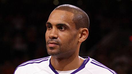 Grant Hill z Phoenixu Suns pebírá NBA Sportsmanship Award 