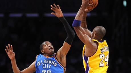 Kevin Durant (vlevo) z Oklahoma City Thunder se pokouí zblokovat Kobeho Bryanta z LA Lakers