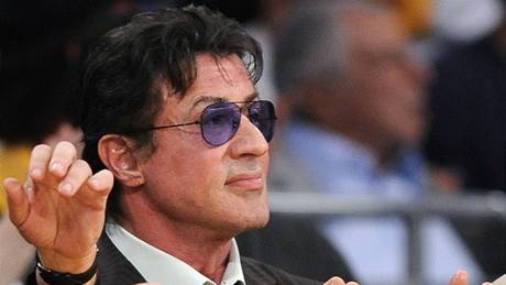 Herec Sylvester Stallone v hlediti bhem utkání La Lakers - Oklahoma City Thunder