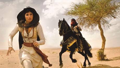 Ben Kingsley jako tajemný Nizam ve filmu Princ z Persie Písky asu