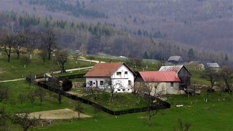 Osada Hut u vesniky ítková leí uprosted kopc na esko-slovenském pomezí