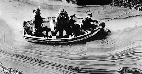 1967 - havrie supertankeru Torrey Canyon u britskho pobe.