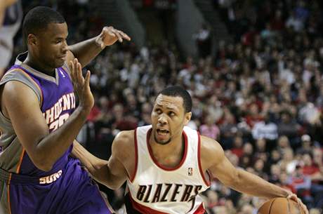 Jarron Collins (vlevo) z Phoenixu Suns brn Brandona Roye z Portlandu Trail Blazers