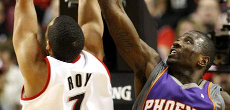 Jason Richardson (vpravo) z Phoenixu Suns fauluje Brandona Roye z Portlandu Trail Blazers