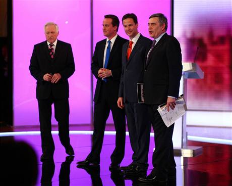 Zleva: f konzervativc David Cameron, ldr liberlnch demokrat Nick Clegg a premir Gordon Brown