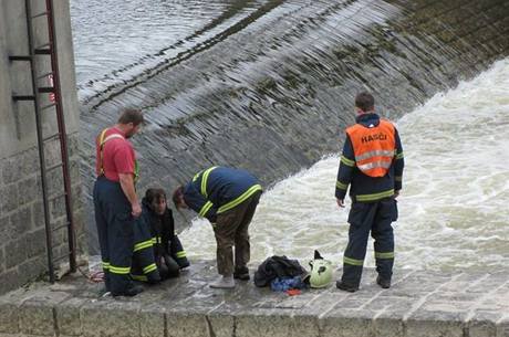 Dvojice nezvldla sjez Ohe na jezu ern Mln na Sokolovsku. (10. 4. 2010)