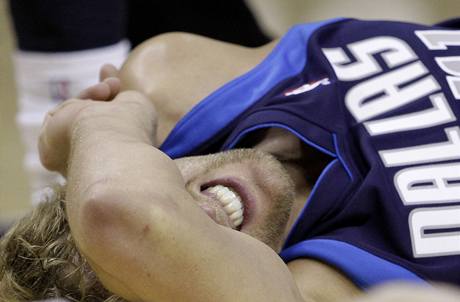 Dirk Nowitzki z Dallasu Mavericks le zklaman na palubovce. Jeho tm vypadl se San Antoniem Spurs