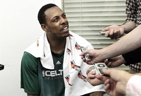 Paul Pierce se po trninku Bostonu Celtics ocitl v obklopen novini