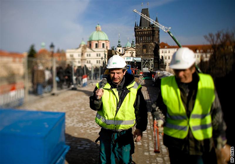 Praha dostala za opravu Karlova mostu dalí pokutu. Ilustraní foto