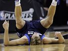 Dirk Nowitzki z Dallasu Mavericks pad na palubovku pot, co byl zblokovn v duelu se San Antoniem Spurs