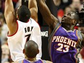 Jason Richardson (vpravo) z Phoenixu Suns fauluje Brandona Roye z Portlandu Trail Blazers