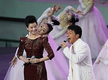 Populrn herec Jackie Chan se zpvakou Song Zhuying  na zahajovacm ceremonilu svtov vstavy EXPO 2010